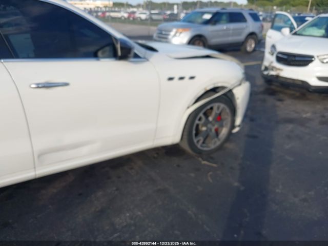 2017 MASERATI LEVANTE ZN661XUS1HX220275 Photo 5