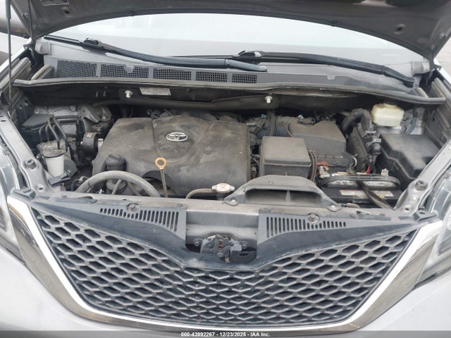 5TDXZ3DCXHS879588 Toyota Sienna Se Premium 8 Passenger