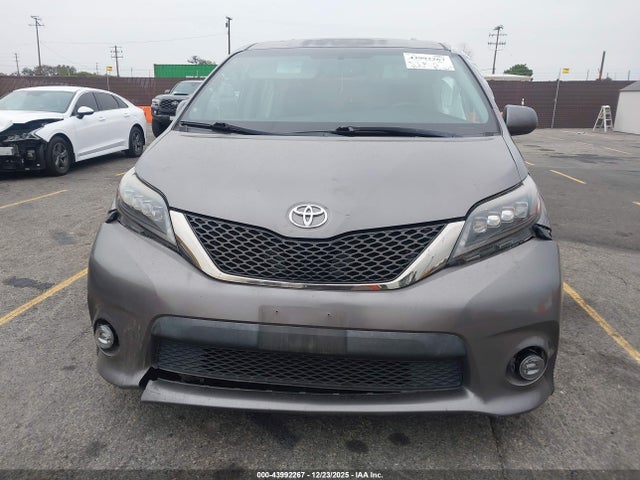 5TDXZ3DCXHS879588 Toyota Sienna Se Premium 8 Passenger