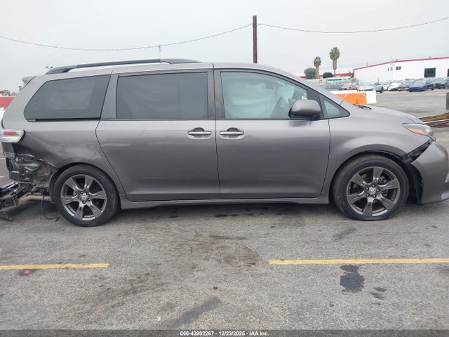 5TDXZ3DCXHS879588 Toyota Sienna Se Premium 8 Passenger