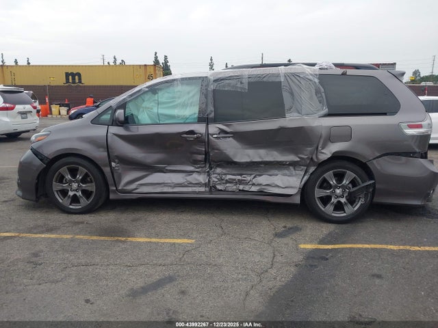 5TDXZ3DCXHS879588 Toyota Sienna Se Premium 8 Passenger