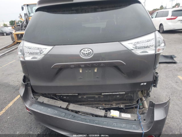5TDXZ3DCXHS879588 Toyota Sienna Se Premium 8 Passenger