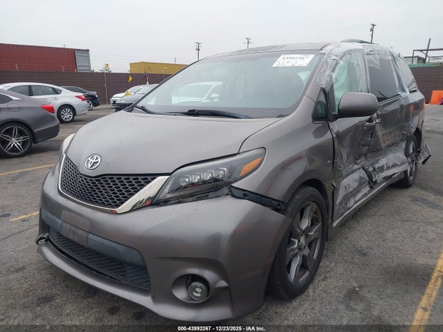5TDXZ3DCXHS879588 Toyota Sienna Se Premium 8 Passenger