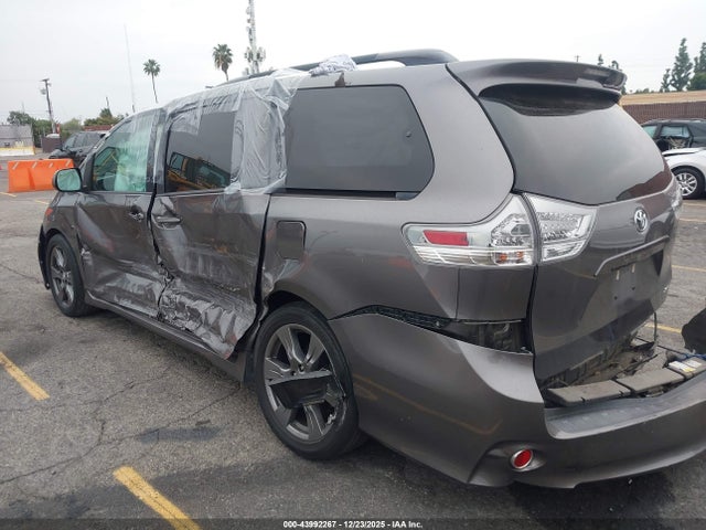 5TDXZ3DCXHS879588 Toyota Sienna Se Premium 8 Passenger