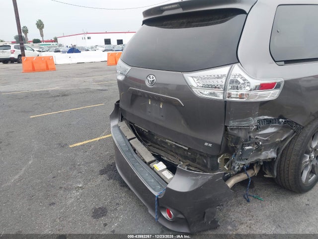 5TDXZ3DCXHS879588 Toyota Sienna Se Premium 8 Passenger