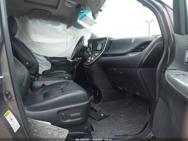 5TDXZ3DCXHS879588 Toyota Sienna Se Premium 8 Passenger