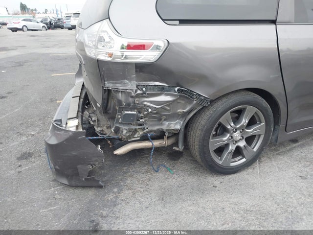 5TDXZ3DCXHS879588 Toyota Sienna Se Premium 8 Passenger