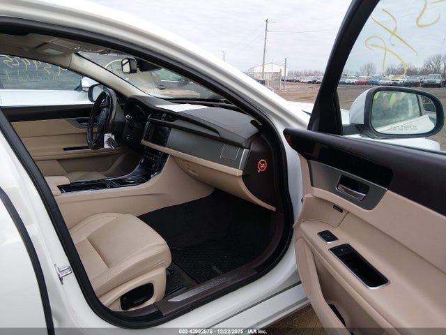 2016 JAGUAR XF SAJBJ4BV7GCY22780 Photo 4