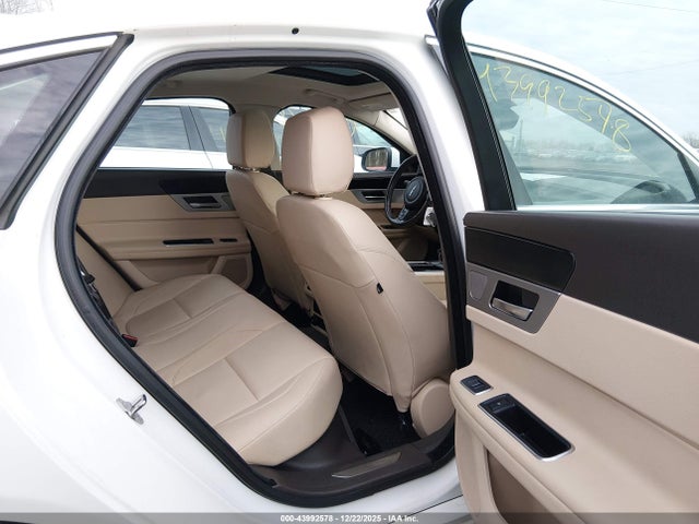 2016 JAGUAR XF SAJBJ4BV7GCY22780 Photo 7