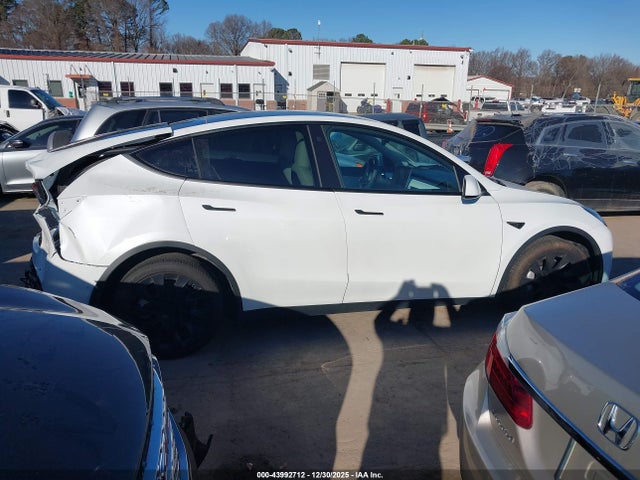 Продажа на аукционе авто 2022 Tesla Model Y Long Range Dual Motor All-wheel Drive, vin: 7SAYGDEE0NF370077, номер лота: 43992712