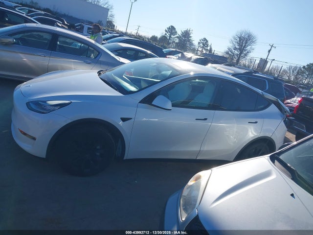 Продажа на аукционе авто 2022 Tesla Model Y Long Range Dual Motor All-wheel Drive, vin: 7SAYGDEE0NF370077, номер лота: 43992712