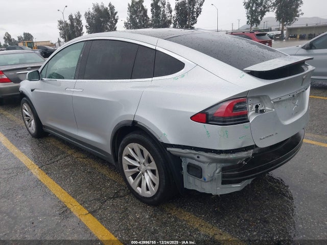 2017 TESLA MODEL X 5YJXCBE24HF046097 Photo 2