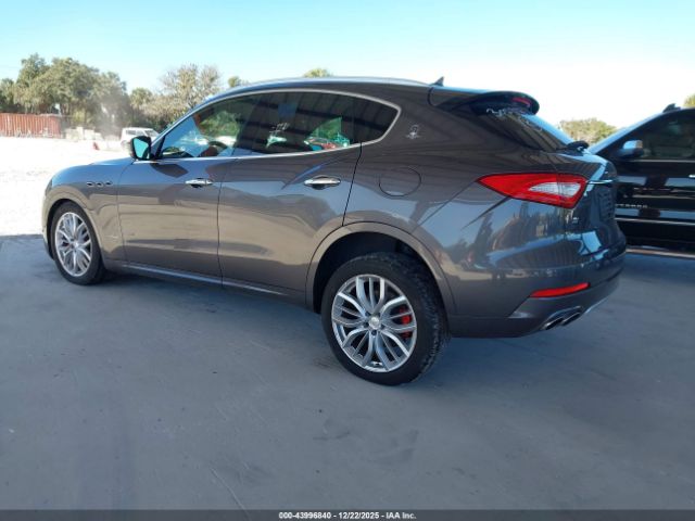 2018 MASERATI LEVANTE ZN661XUL3JX305892 Photo 2