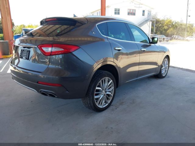 2018 MASERATI LEVANTE ZN661XUL3JX305892 Photo 3