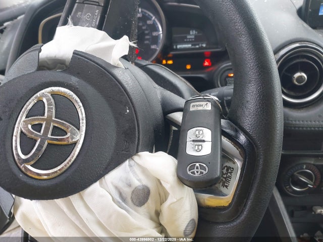 3MYDLBJV8LY704747 Toyota YARIS LE