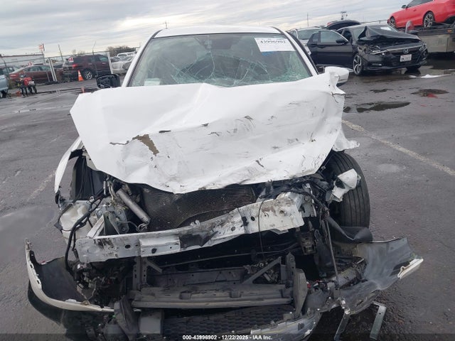3MYDLBJV8LY704747 Toyota YARIS LE