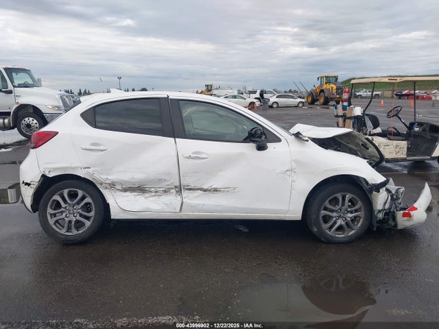 3MYDLBJV8LY704747 Toyota YARIS LE