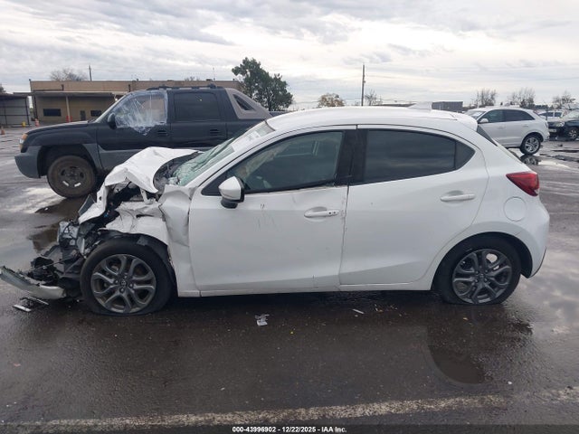 3MYDLBJV8LY704747 Toyota YARIS LE