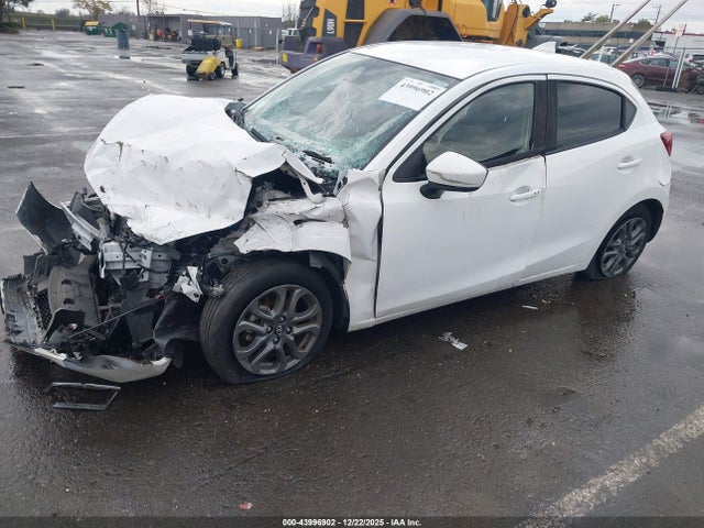 3MYDLBJV8LY704747 Toyota YARIS LE