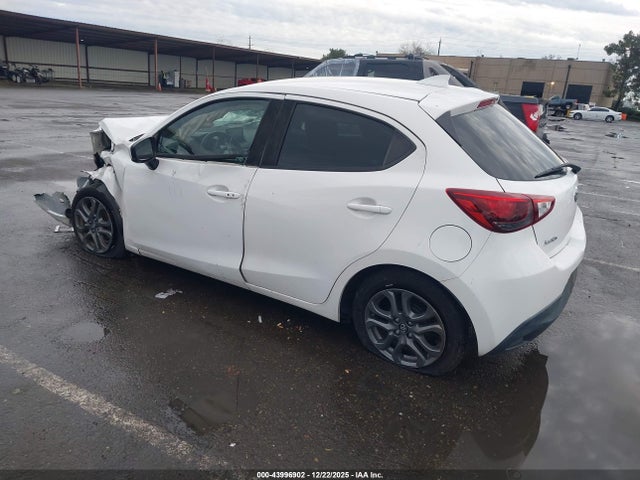 3MYDLBJV8LY704747 Toyota YARIS LE