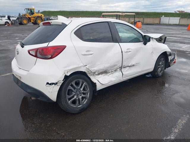 3MYDLBJV8LY704747 Toyota YARIS LE
