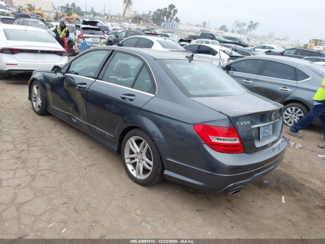 2013 MERCEDES-BENZ C 250 WDDGF4HBXDA770707 Photo 2