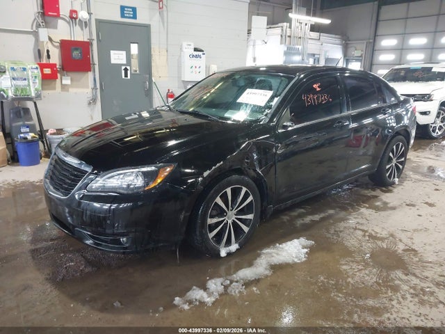 Chrysler 200 Limited 2014 1C3CCBCGXEN172477 Image 2