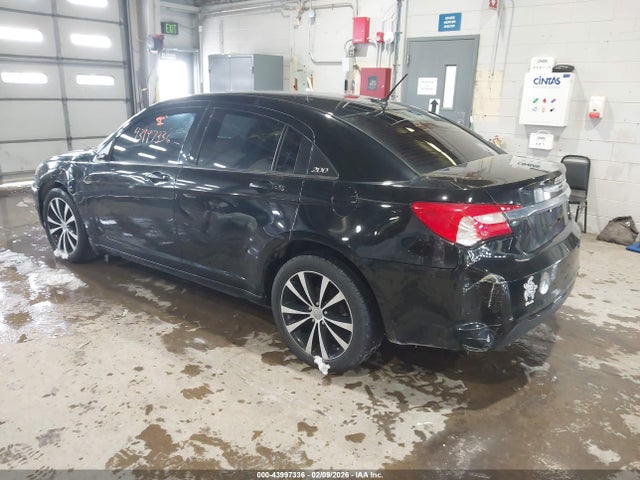 Chrysler 200 Limited 2014 1C3CCBCGXEN172477 Image 3