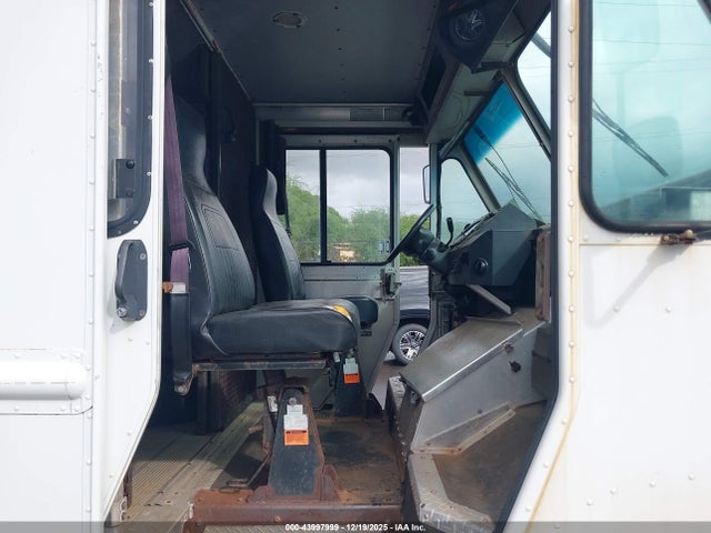 Ford E-350 Stripped 2014 1FC3E3KL3EDB11018 Image 6