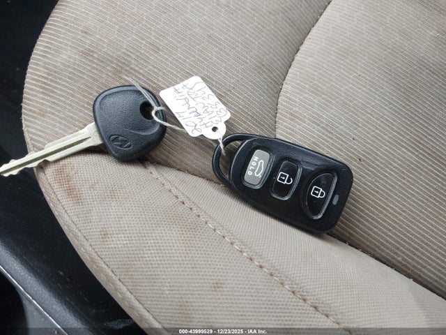 KMHD74LFXHU393834 Hyundai ELANTRA SE