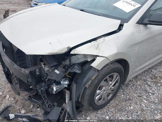 KMHD74LFXHU393834 Hyundai ELANTRA SE