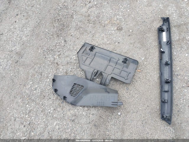 3MYDLBYV8KY502060 Toyota YARIS LE