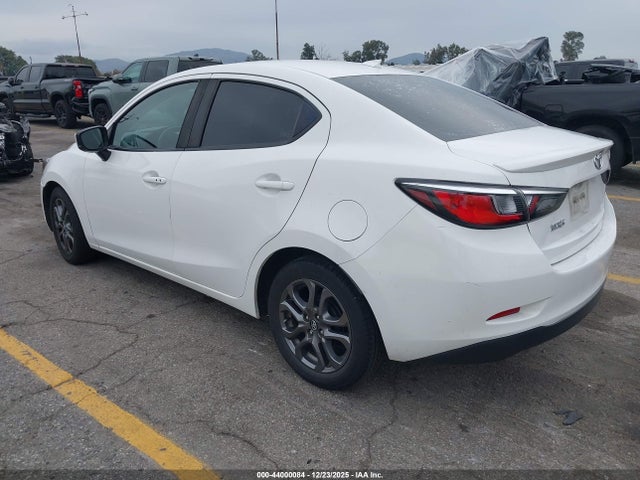 3MYDLBYV8KY502060 Toyota YARIS LE