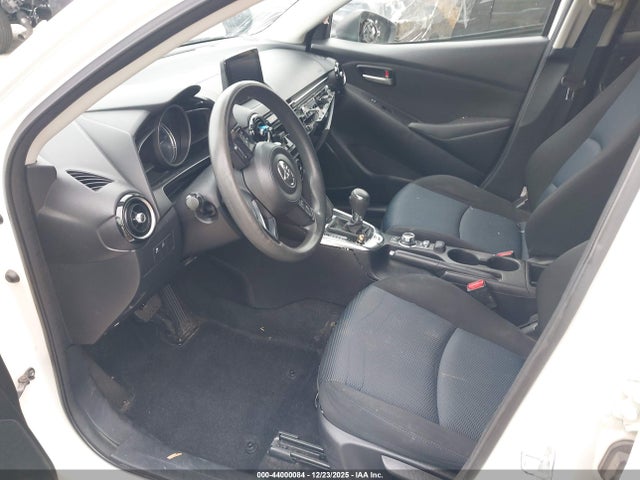 3MYDLBYV8KY502060 Toyota YARIS LE