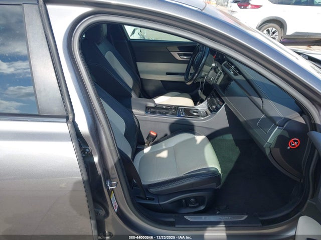 2016 JAGUAR XF SAJBF4BV9GCY16884 Photo 4