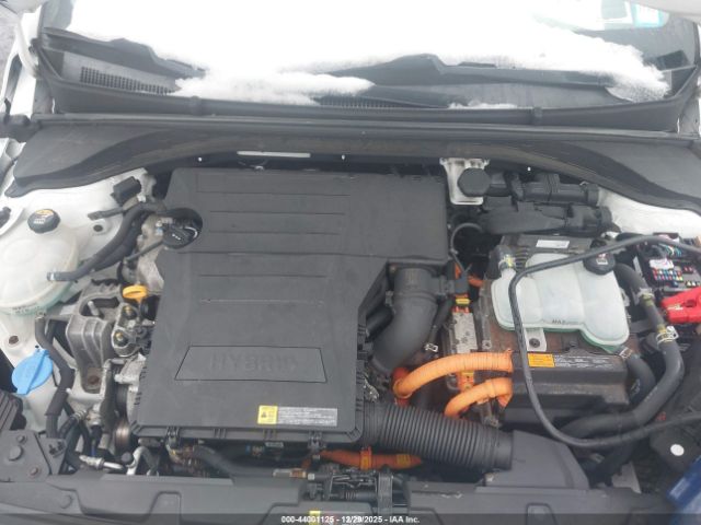 2017 HYUNDAI IONIQ HYBRID KMHC75LC1HU031883 Photo 9