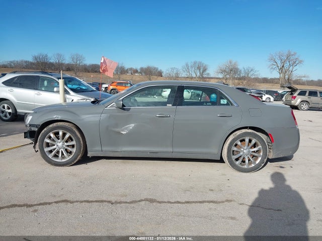 2017 Chrysler 300 Limited Awd მანქანა იყიდება აუქციონზე, vin: 2C3CCARG3HH648034, აუქციონის ნომერი: 44001132