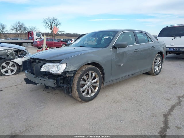 2017 Chrysler 300 Limited Awd მანქანა იყიდება აუქციონზე, vin: 2C3CCARG3HH648034, აუქციონის ნომერი: 44001132