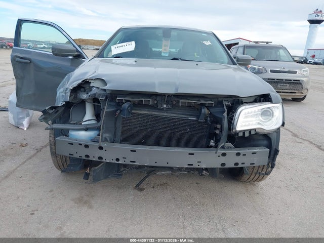 2017 Chrysler 300 Limited Awd მანქანა იყიდება აუქციონზე, vin: 2C3CCARG3HH648034, აუქციონის ნომერი: 44001132