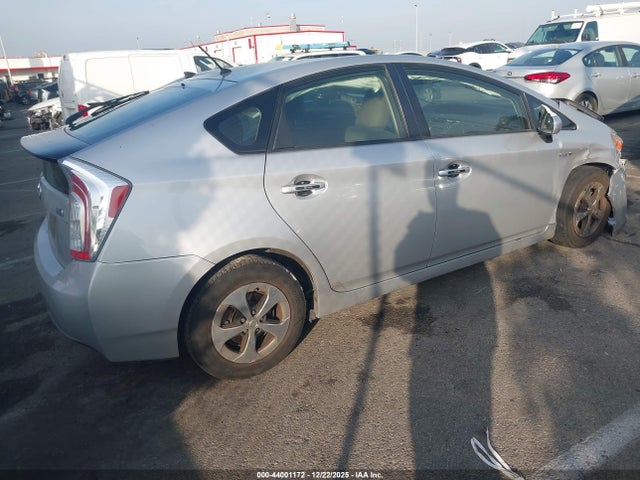 JTDKN3DU6F1935728 Toyota Prius Two