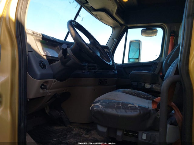 Продаж на аукціоні авто 2017 Freightliner Cascadia 125, vin: 3AKJGLDR2HSHV1055, номер лоту: 44001786