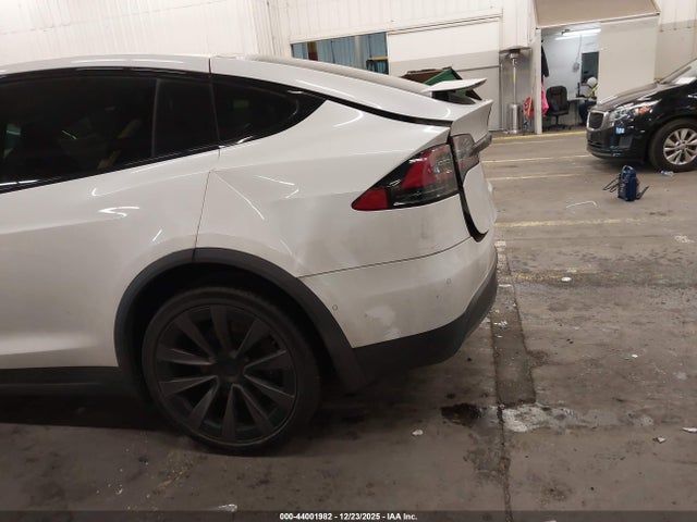 Продаж на аукціоні авто 2022 Tesla Model X Dual Motor All-wheel Drive, vin: 7SAXCBE56NF328525, номер лоту: 44001982