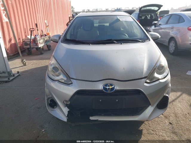 JTDKDTB3XG1589388 Toyota Prius C One