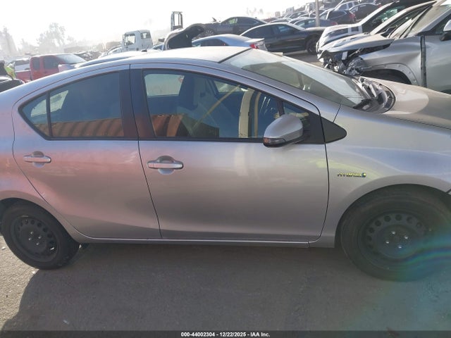 JTDKDTB3XG1589388 Toyota Prius C One