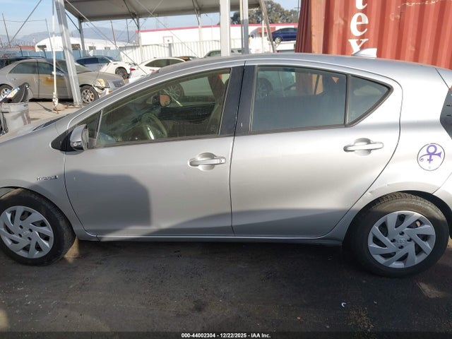 JTDKDTB3XG1589388 Toyota Prius C One