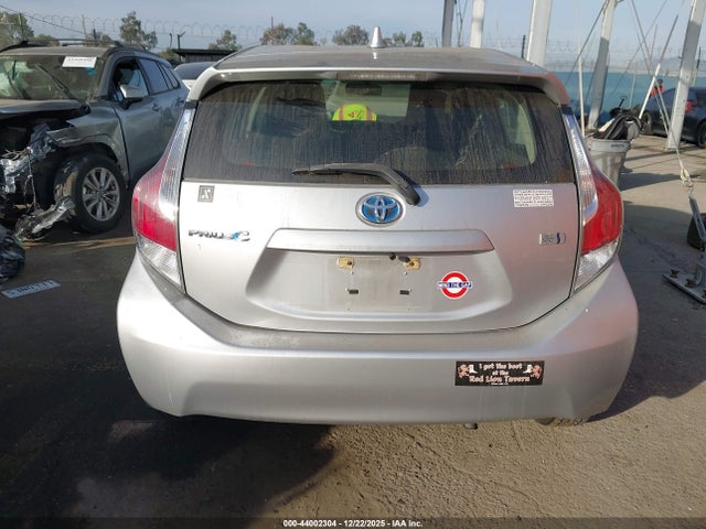JTDKDTB3XG1589388 Toyota Prius C One