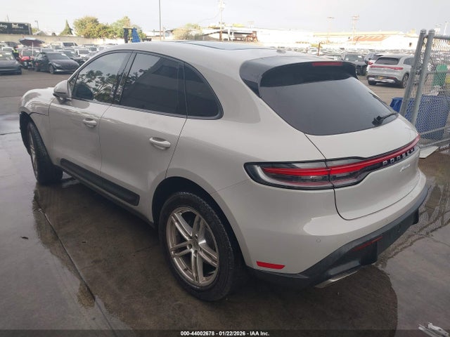 2026 PORSCHE MACAN WP1AA2A52TLB00335 Photo 2