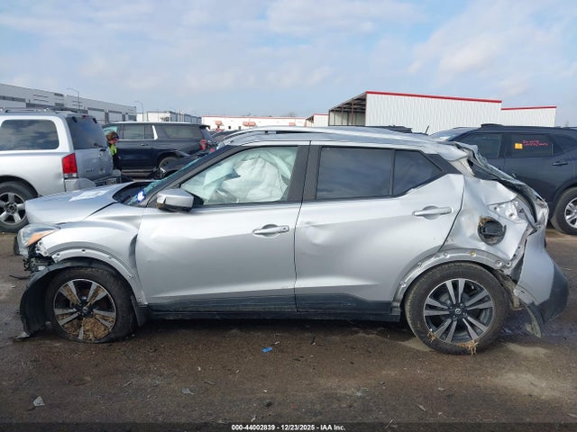 2020 Nissan Kicks Sv Xtronic Cvt მანქანა იყიდება აუქციონზე, vin: 3N1CP5CV7LL547189, აუქციონის ნომერი: 44002839