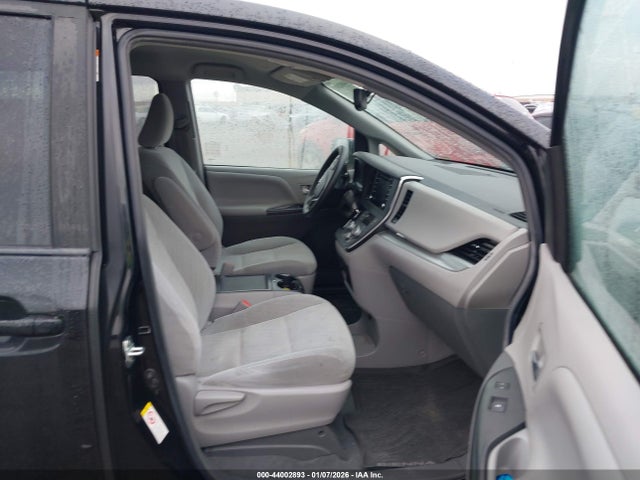 5TDKZ3DC4KS018893 Toyota Sienna Le 8 Passenger