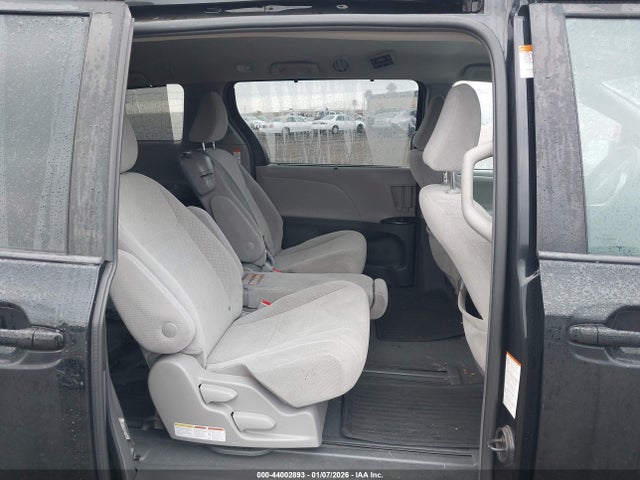 5TDKZ3DC4KS018893 Toyota Sienna Le 8 Passenger